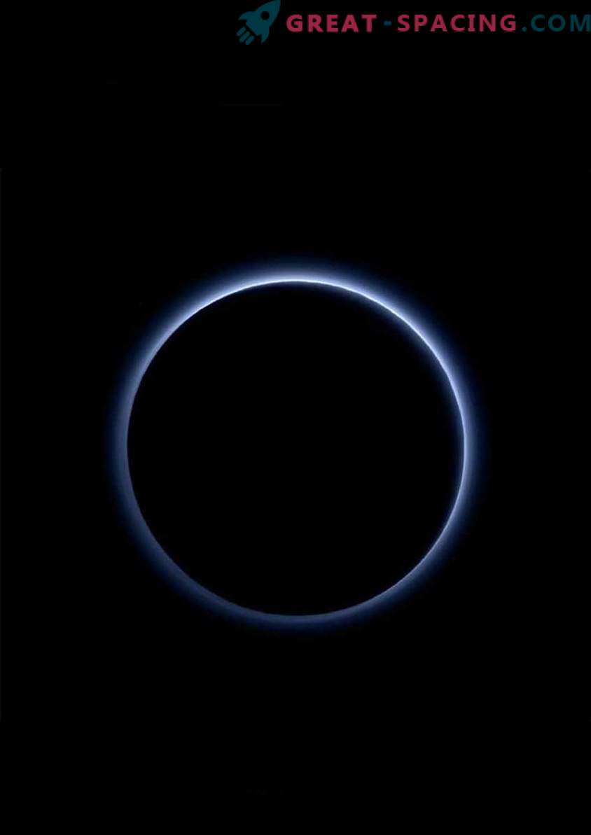 A névoa de carbono de Plutão mantém a temperatura baixa