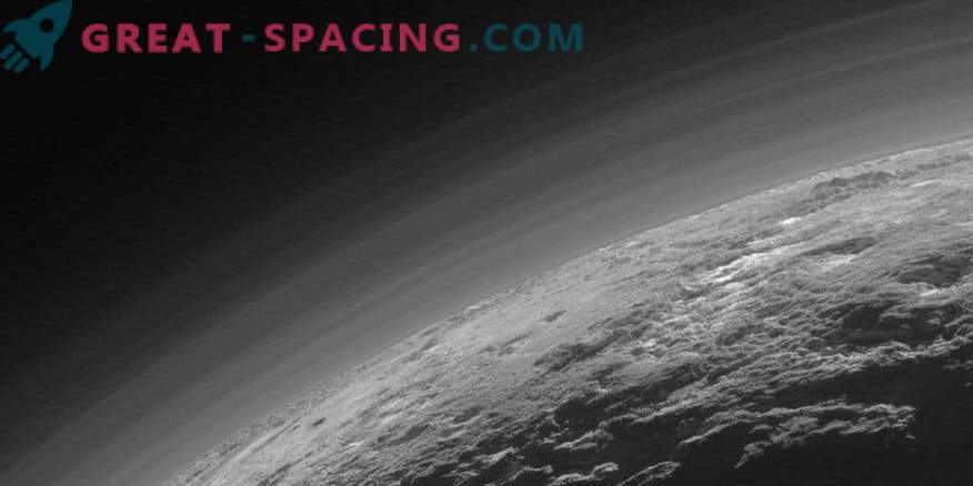 A névoa de carbono de Plutão mantém a temperatura baixa