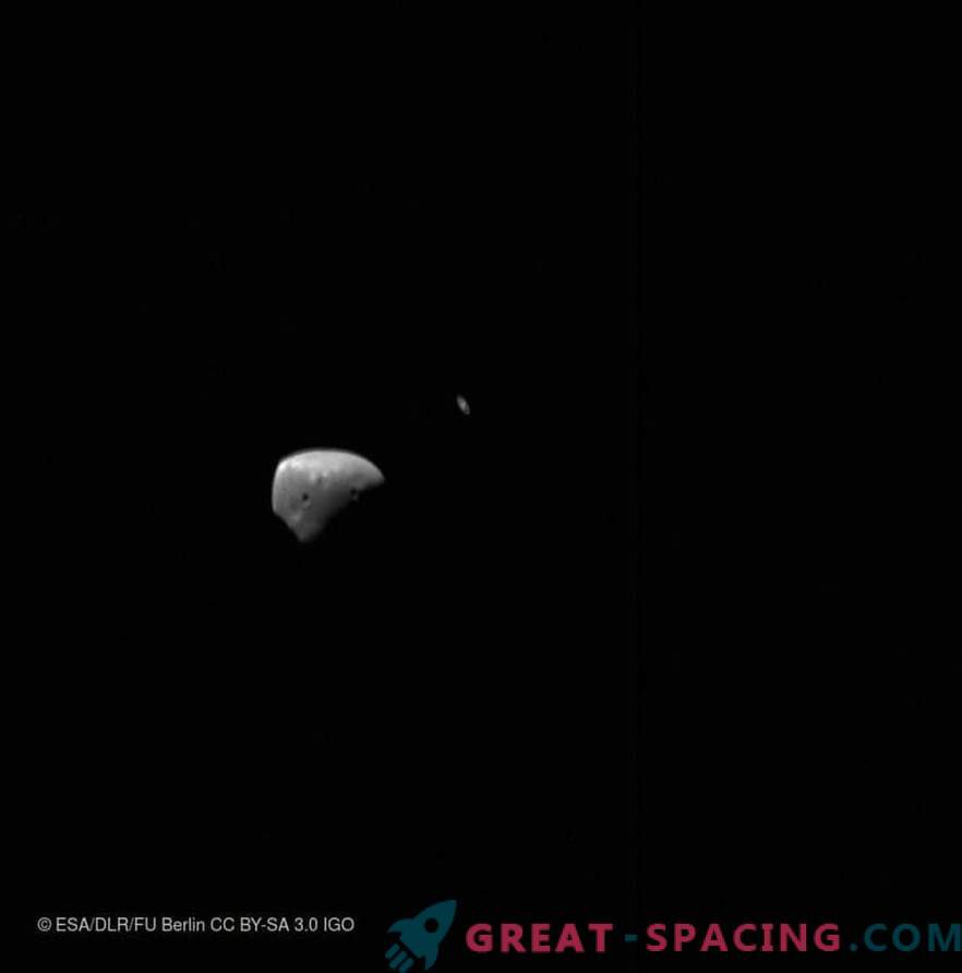 A Mars Express vê os satélites contra o pano de fundo dos anéis de Saturno.