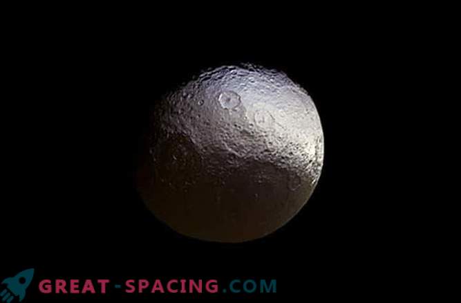 Cassini fez uma nova imagem do satélite Iapet