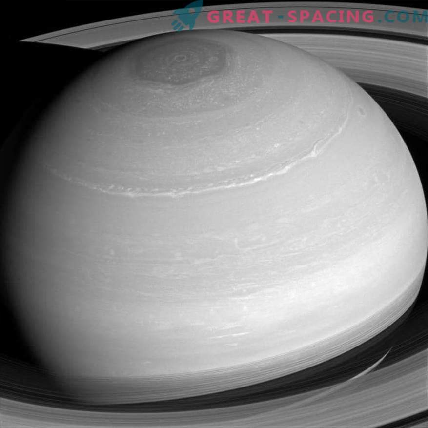 Cientistas desmascaram o mito: Saturno não pode nadar na água