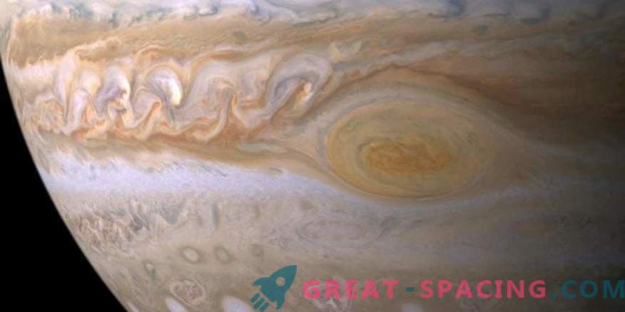 A mancha vermelha de Júpiter fica maior