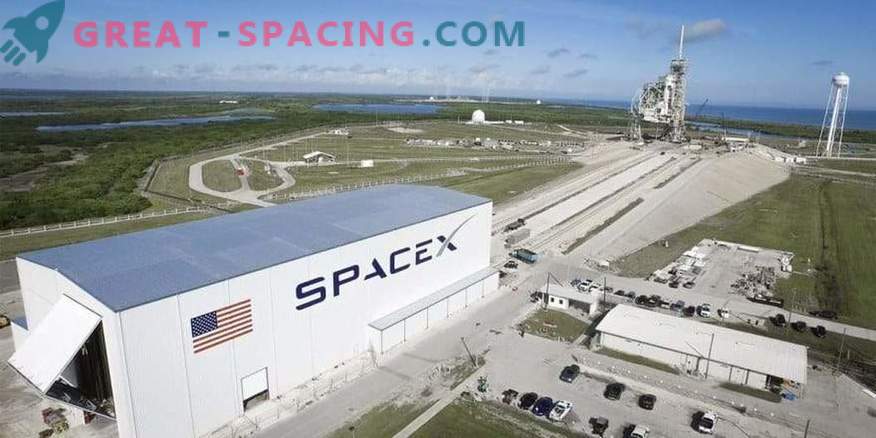 SpaceX adiou o primeiro vôo