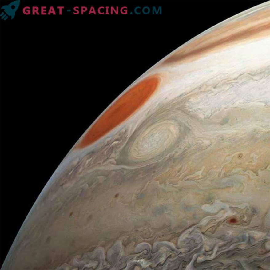 Furtuni de mari dimensiuni ale lui Jupiter într-o revizuire a NASA.