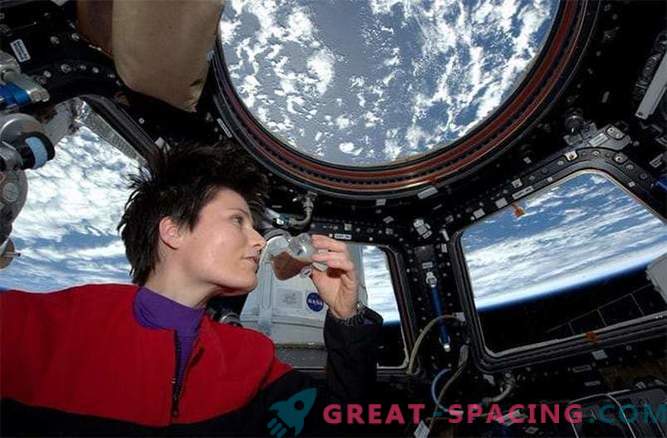 Os astronautas da ISS experimentaram café acabado de fazer a partir de uma xícara impressa em uma impressora 3-D