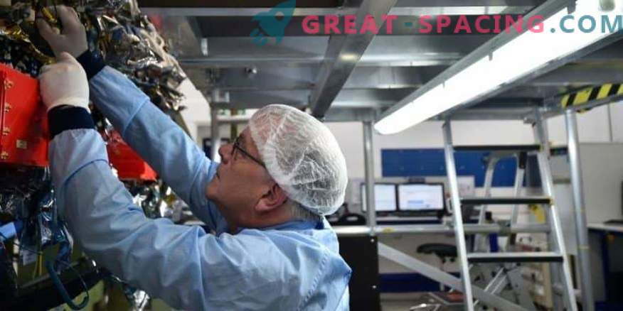Astronauta britânico recebe satélite da Airbus