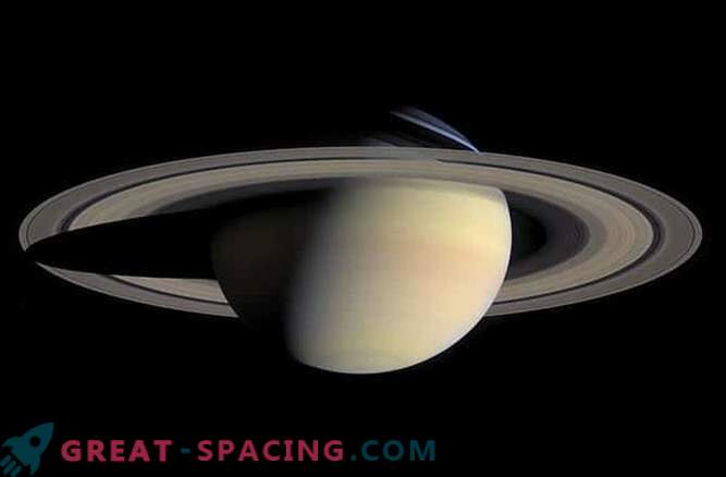 Cassini descobriu os anéis terrivelmente finos de Saturno