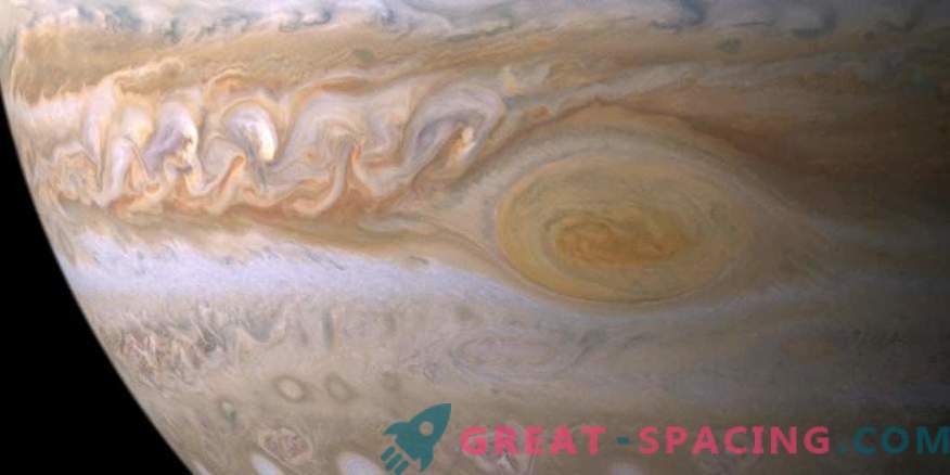 Fenómenos meteorológicos espantosos na grande mancha vermelha de Júpiter