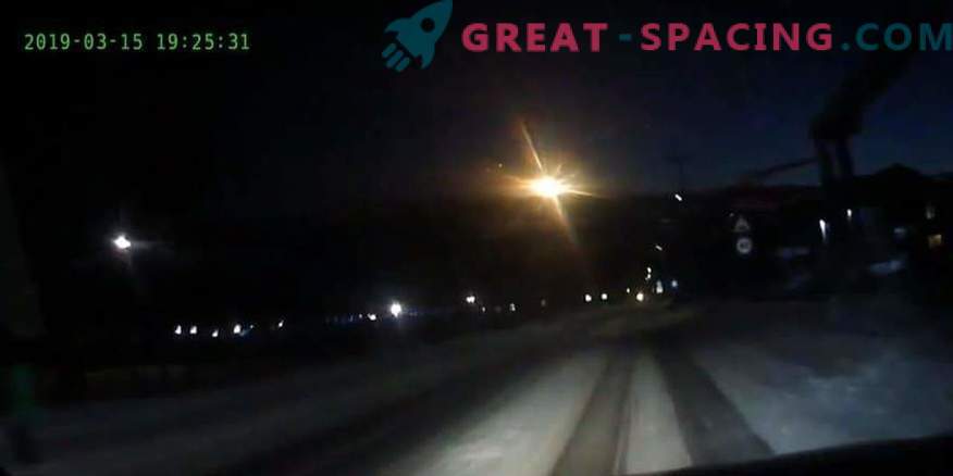 Uma testemunha ocular filmou uma bola de fogo desconhecida sobre Krasnoyarsk