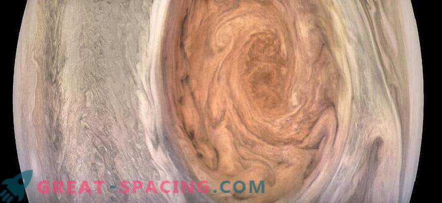 Grande mancha vermelha na lente de Juno