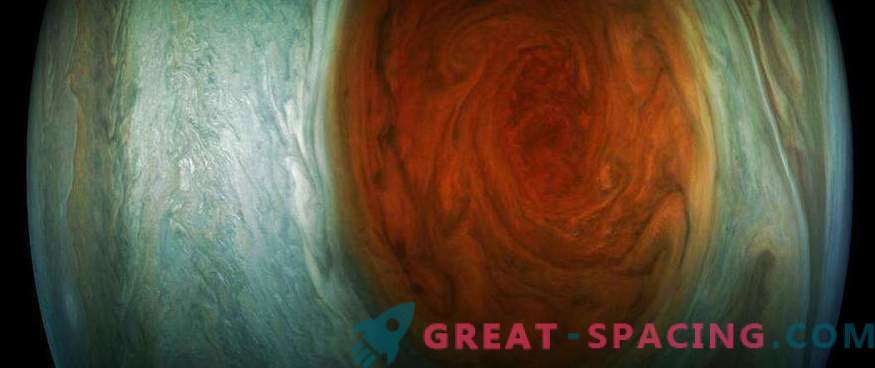 Grande mancha vermelha na lente de Juno