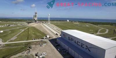 Falcon 9 първоначално пусна двигателя на историческа стартова площадка.