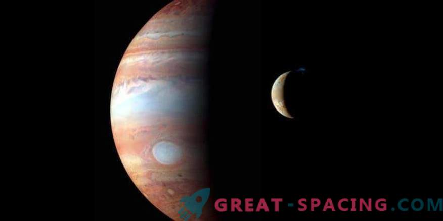 Satélites de Júpiter deixam vestígios no esplendor do planeta