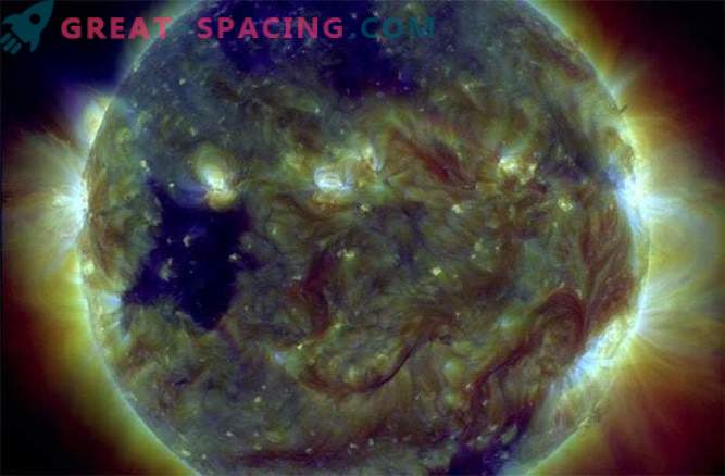 O buraco coronal solar retorna, mas a tempestade solar toca apenas levemente a Terra