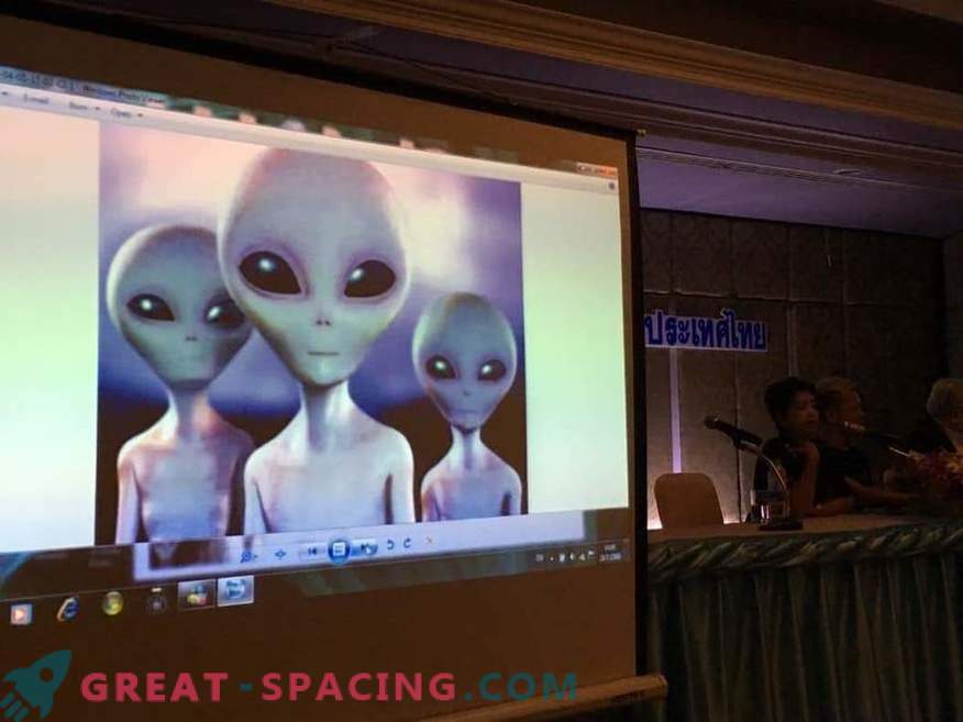 O grupo Khao Kala medita para se comunicar com a inteligência extraterrestre