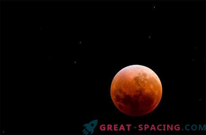 A impressionante Lua de Sangue atinge o mundo: foto