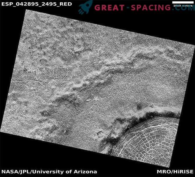 O orbitador captura uma cratera cheia de rachaduras na superfície de Marte