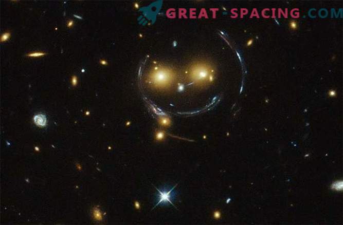 Hubble descobriu um emoticon espacial no espaço profundo