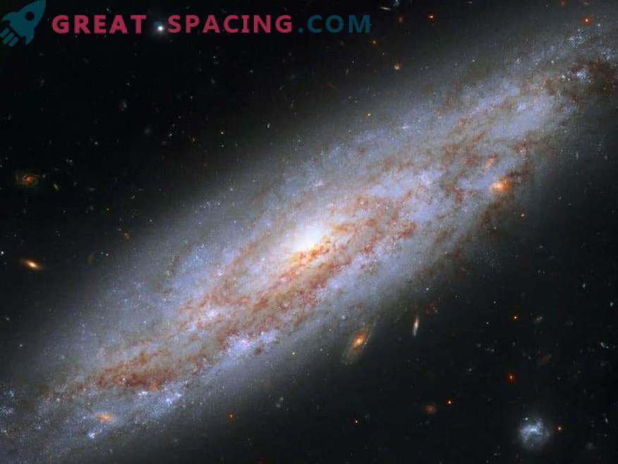 A galáxia cintila com balizas de espaço