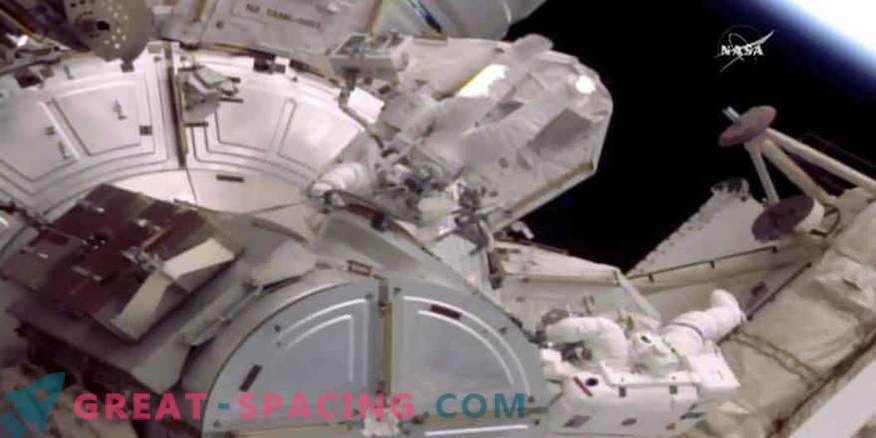 Vazamento de água no equipamento reduziu o tempo para o espaço de dois astronautas
