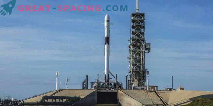 O foguete atualizado SpaceX lançado com um satélite