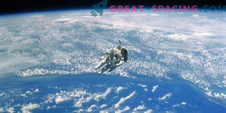Astronauta usa cabo sobressalente em espaço aberto