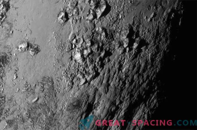 Novos Horizontes: Plutão tem montanhas geladas, Charon está ativo