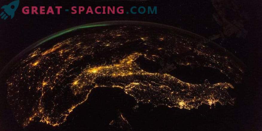 Uma vista incrível da ISS para a noite Earth