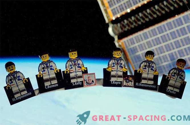 Astronauta do Reino Unido demonstra estação espacial LEGO para pilotos livres