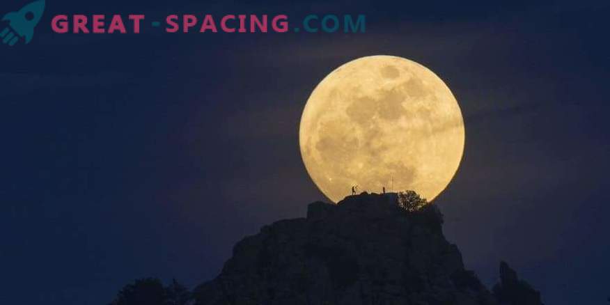 Månen kommer att ta en ovanlig färg för första gången på 150 år.
