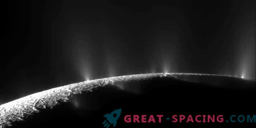 O satélite de Saturno, Enceladus, tem um oceano abaixo de sua superfície