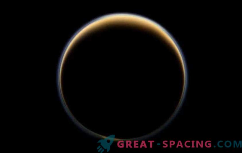 Cassini descobriu cristais de gelo de metano na atmosfera de Titan