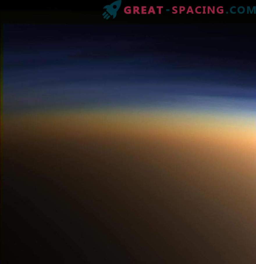 Cassini descobriu cristais de gelo de metano na atmosfera de Titan