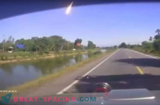 Um meteoro ardente no céu da manhã sobre a Tailândia