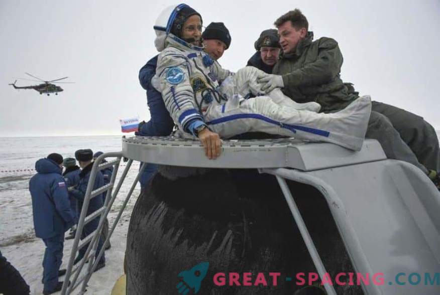 O astronauta e dois astronautas retornaram da ISS