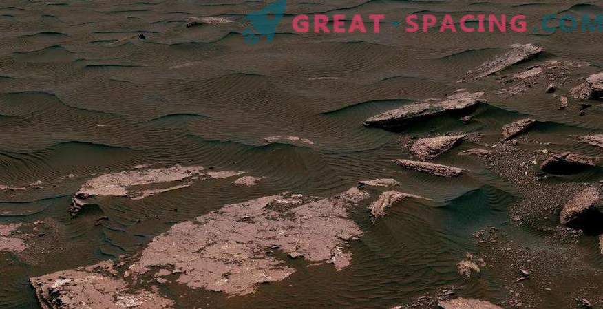 O Rover da NASA pega uma amostra de uma duna marciana ativa