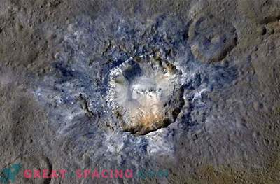 De veelhoekige krater toont de spleten van Ceres