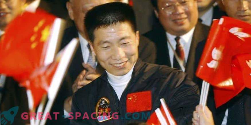 China aumenta a tripulação às custas de astronautas civis