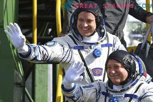 A cápsula da União com os astronautas lançados na ISS