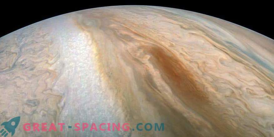 A barca marrom nada na atmosfera de Júpiter
