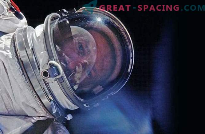 J.L. Pickering apresentou um novo livro de fotos espaciais
