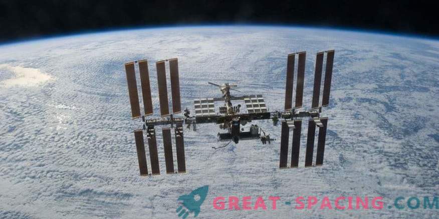 Pressão de ar da estação espacial restaurada após o vazamento
