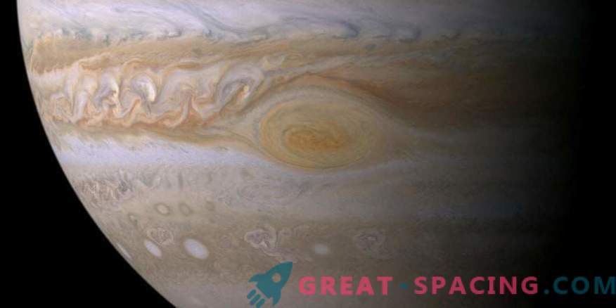 Segredos do campo magnético de Júpiter. Qual é a sua estranheza e por que é diferente da terra?
