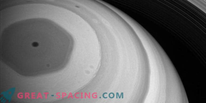 Vista espetacular do misterioso hexágono de Saturno