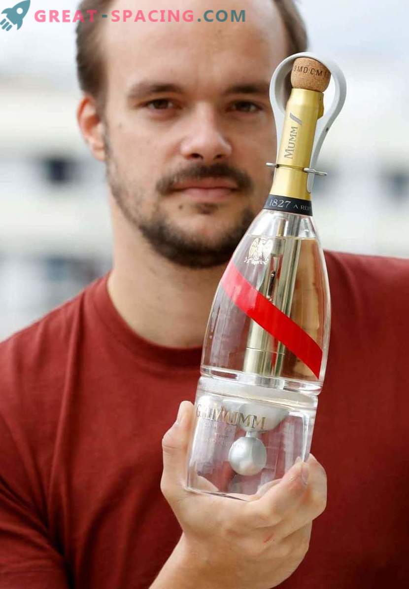Champagne no espaço! Uma garrafa de Zero-G permite que os turistas desfrutem de uma bebida no espaço infinito