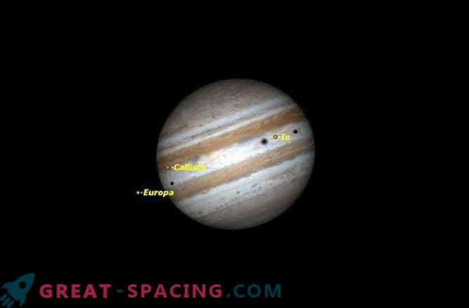 3 luas de Júpiter contra a superfície do planeta