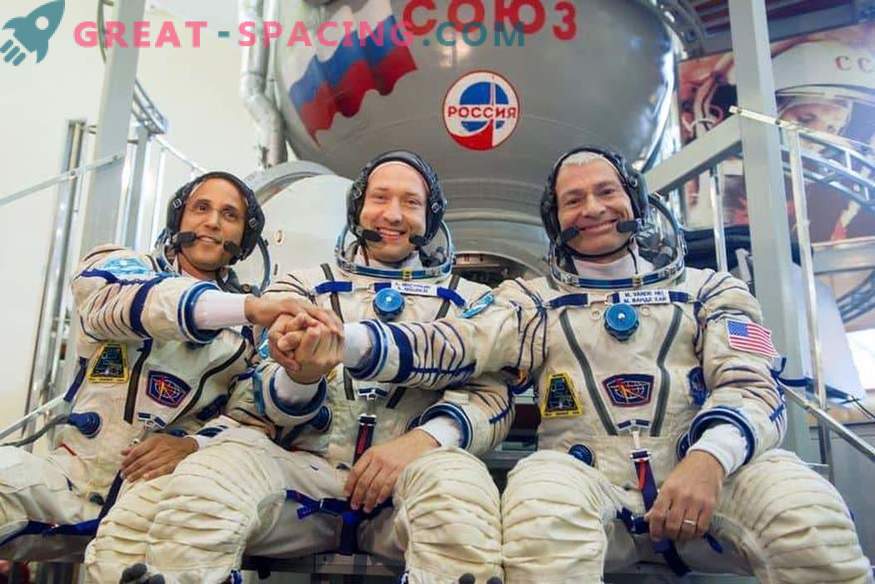 Três cosmonautas chegaram na ISS para uma missão de 5 meses