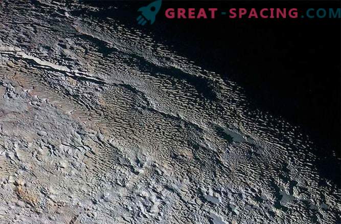 O misterioso passeio de Plutão: uma paisagem estranha parecida com pele de cobra