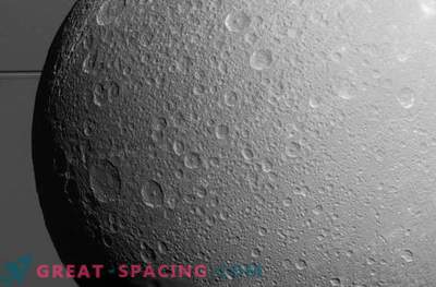 Outra lua de Saturno pode esconder o oceano abaixo da superfície