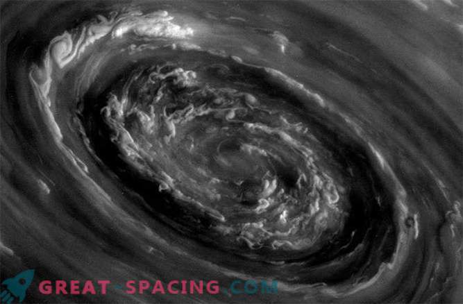 Tempestades de Saturno podem ser causadas por grandes ciclones polares